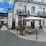 מלון Logis Le Grand Château-du-Loir