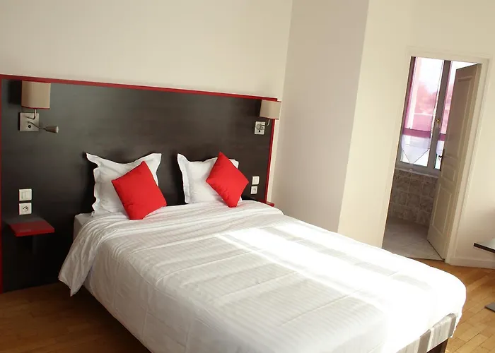 Hotel Logis Le Grand Chateau-du-Loir